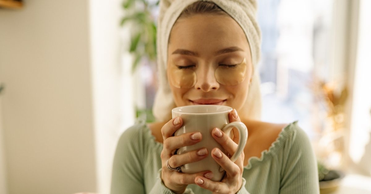Occhi più freschi al risveglio: il potere della caffeina nel contorno occhi