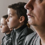 Costruire un legame con i figli del tuo partner: idee pratiche per una famiglia serena