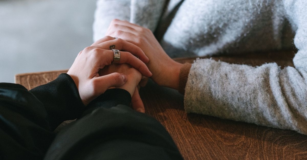 Legame traumatico: 7 segnali per riconoscerlo (e smettere di confonderlo con l’amore)