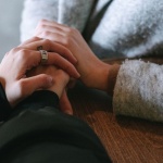 Legame traumatico: 7 segnali per riconoscerlo (e smettere di confonderlo con l’amore)