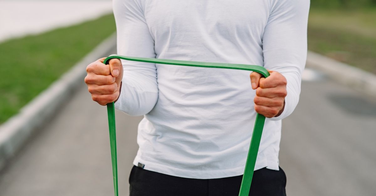 Elastici o manubri? La guida definitiva per scegliere l’attrezzo giusto e allenarti meglio