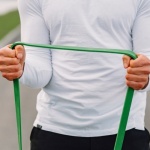 Elastici o manubri? La guida definitiva per scegliere l’attrezzo giusto e allenarti meglio