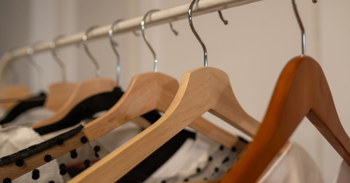 Armadio sempre in ordine: trucchi semplici per sistemare i vestiti e guadagnare spazio