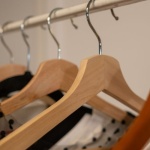 Armadio sempre in ordine: trucchi semplici per sistemare i vestiti e guadagnare spazio