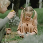Vestire i bambini senza stress: idee pratiche e comode per ogni giorno