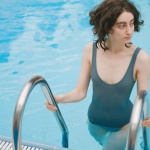 Capelli spenti dopo la piscina? Rimedi efficaci contro il cloro per una chioma morbida e luminosa