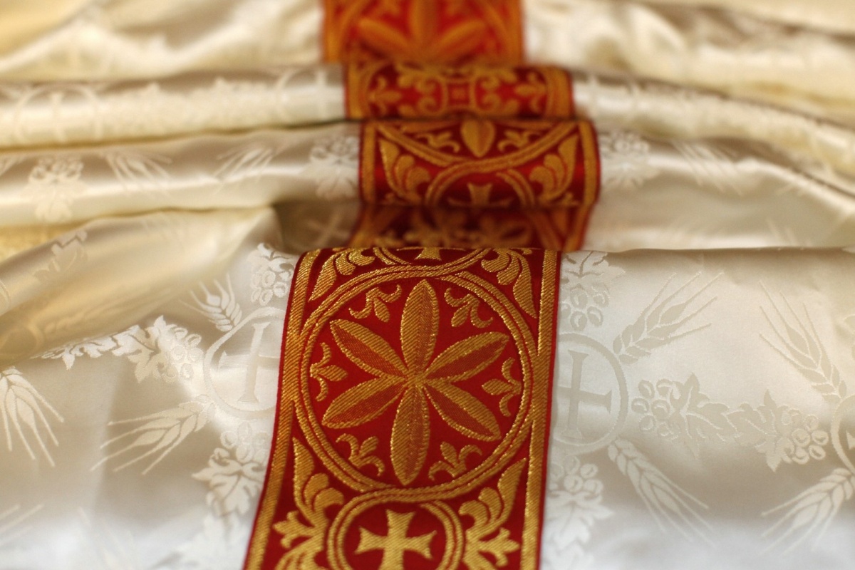 Che cos'è il tessuto damascato? Caratteristiche del materiale utilizzato negli arredi ecclesiastici