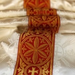 Che cos'è il tessuto damascato? Caratteristiche del materiale utilizzato negli arredi ecclesiastici
